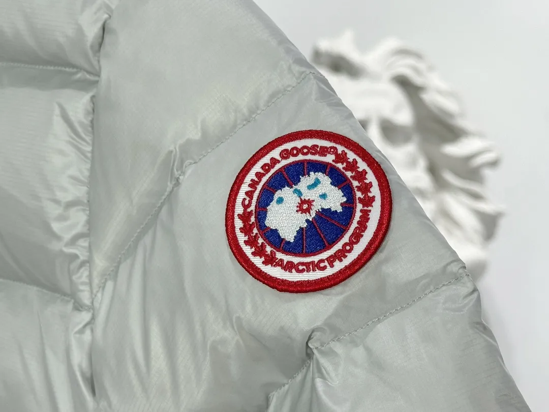 P640 CANADA GOOSE Canada Goose Crofton Children's Down Hoodie Big Goose Down Jacket 5460K Product Features ·This style uses thin channel-filled structural filling: 750-fill duck down, with lightweight fabrics and trims, lightweight and warm, allowing you to move freely ·Decorated with iconic double-stripe reflective details on the back ·Adjustable down hood sewn with reflective trim to enhance warmth and better protect against bad weather ·A weatherproof placket is designed under the two-way zipper to prevent wind and keep warm. The zipper opens from the bottom for increased range of motion and improved breathability. Power Stretch® reflective cuffs are stylish and lightweight, adding wind protection and warmth and making you more visible in low-light environments. Goose I.D. heritage label on the inside. 2 exterior pockets: Hand pockets with zipper closure and tricot fabric at the joints for softness and warmth.